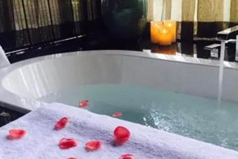 杭州临安区水疗池中的失重冥想：当身体学会漂浮